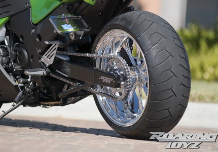 Kawasaki ZX14 with 240 Swingarm Kit in Factory Green | Roaring 